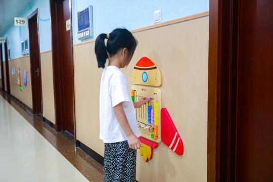 5楼等候区内儿童互动玩具1-2