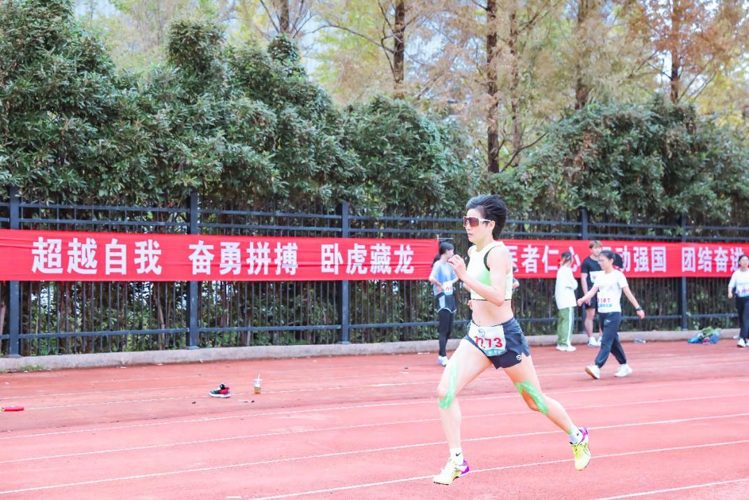 图片包含 户外, 运动, 体育, 院子&#xA;&#xA;描述已自动生成
